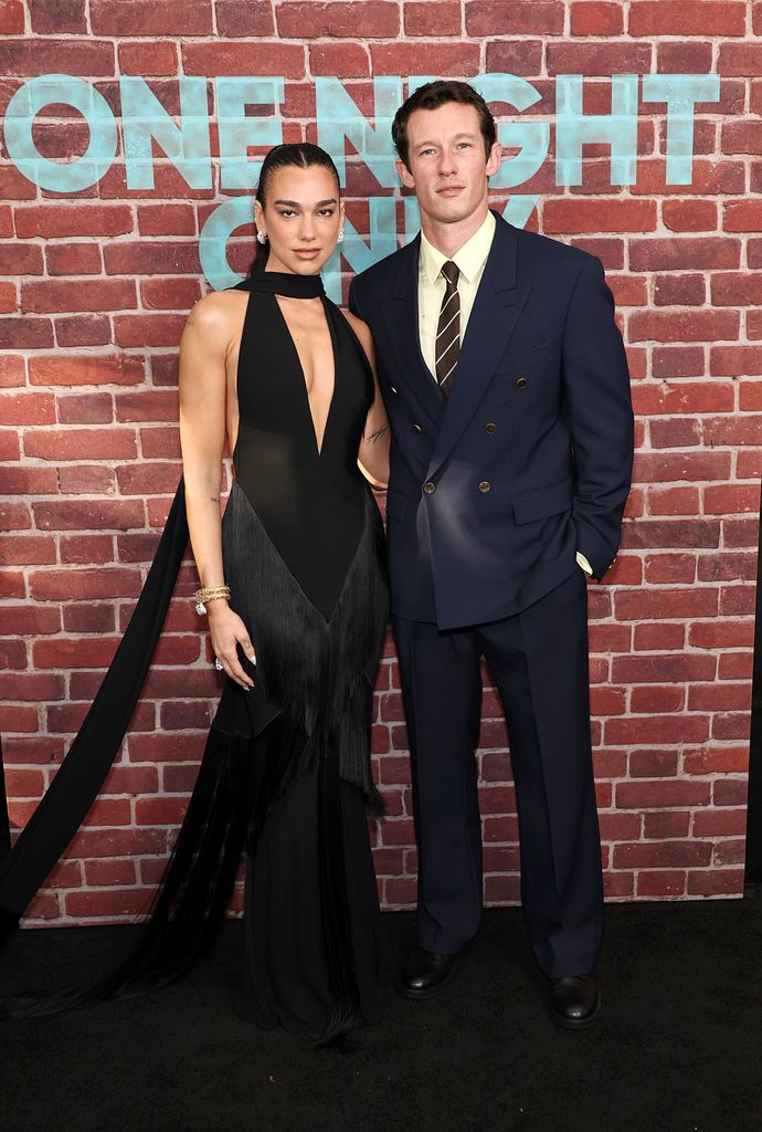 La pareja hizo su debut como casados en alfombra roja.
