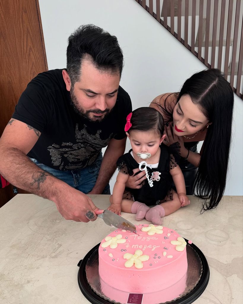 Paola Dalay y José Eduardo Derbez con su hija Tessa