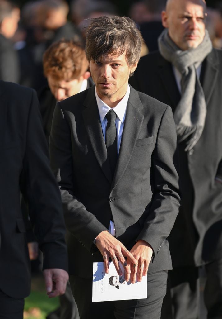 Plano medio de Louis Tomlison en el funeral de Liam Payne