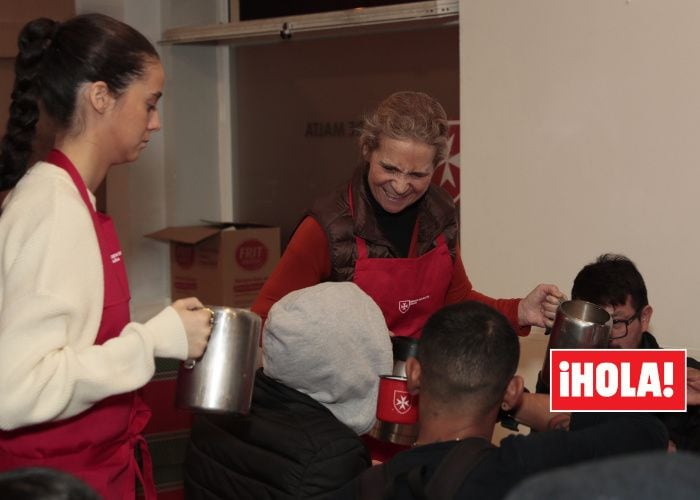 La infanta Elena y su hija Victoria de Marichalar en el comedor social San Juan Bautista, de la Orden de Malta