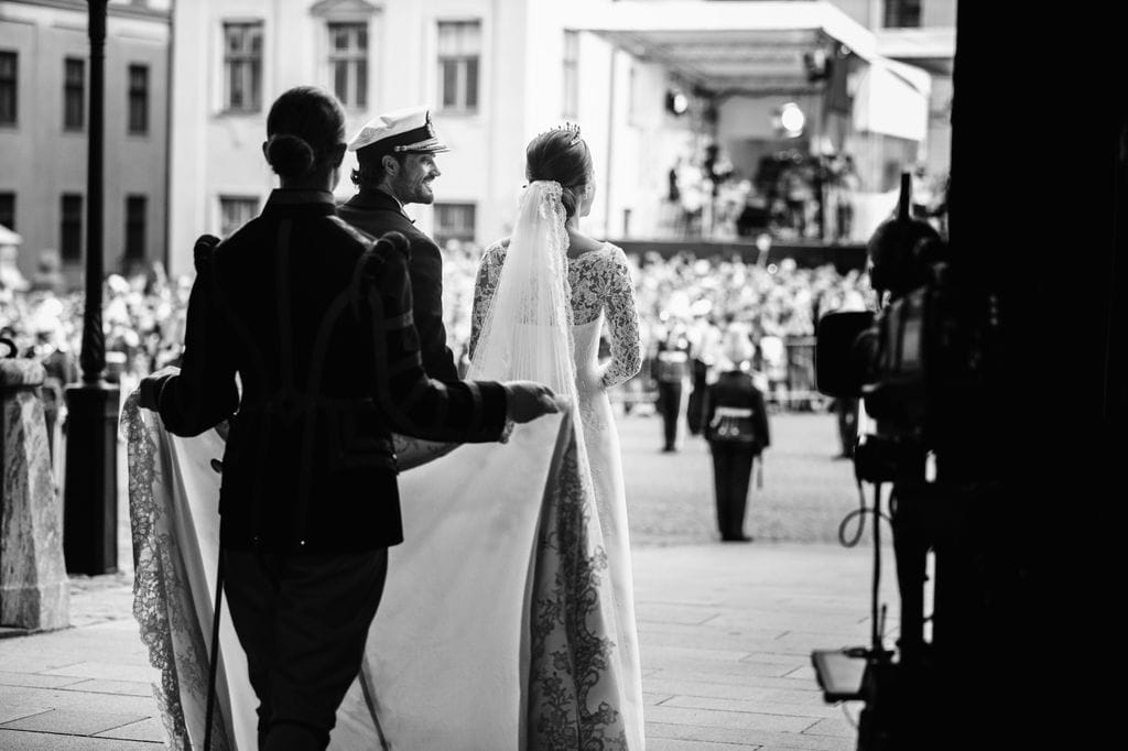Vestido de novia Sofía de Suecia en su boda con príncipe Carlos Felipe espalda