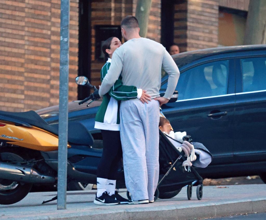 Anabel Pantoja y David Rodríguez paseando con su hija por Madrid