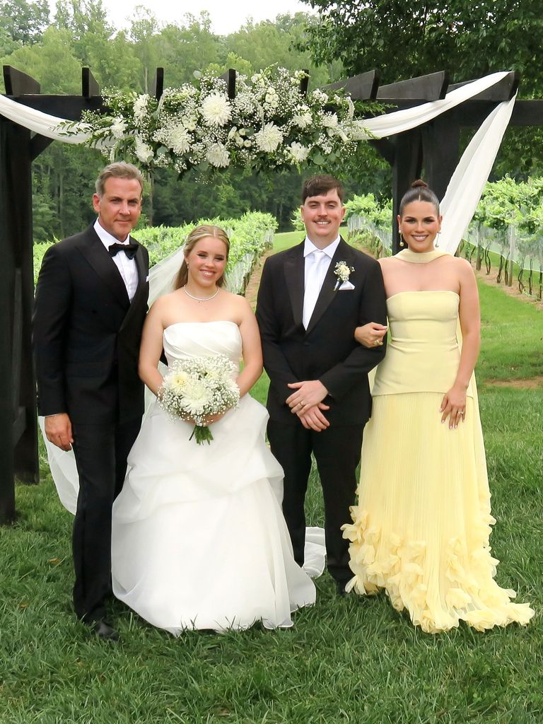Carlos Ponce y Karina Banda con los recién casados, Zac y Savannah.