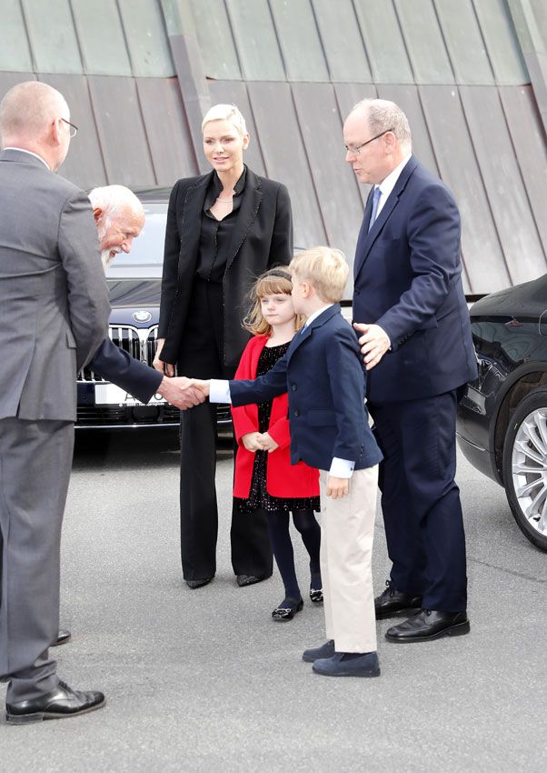 Charlene con sus hijos y Alberto de Mónaco