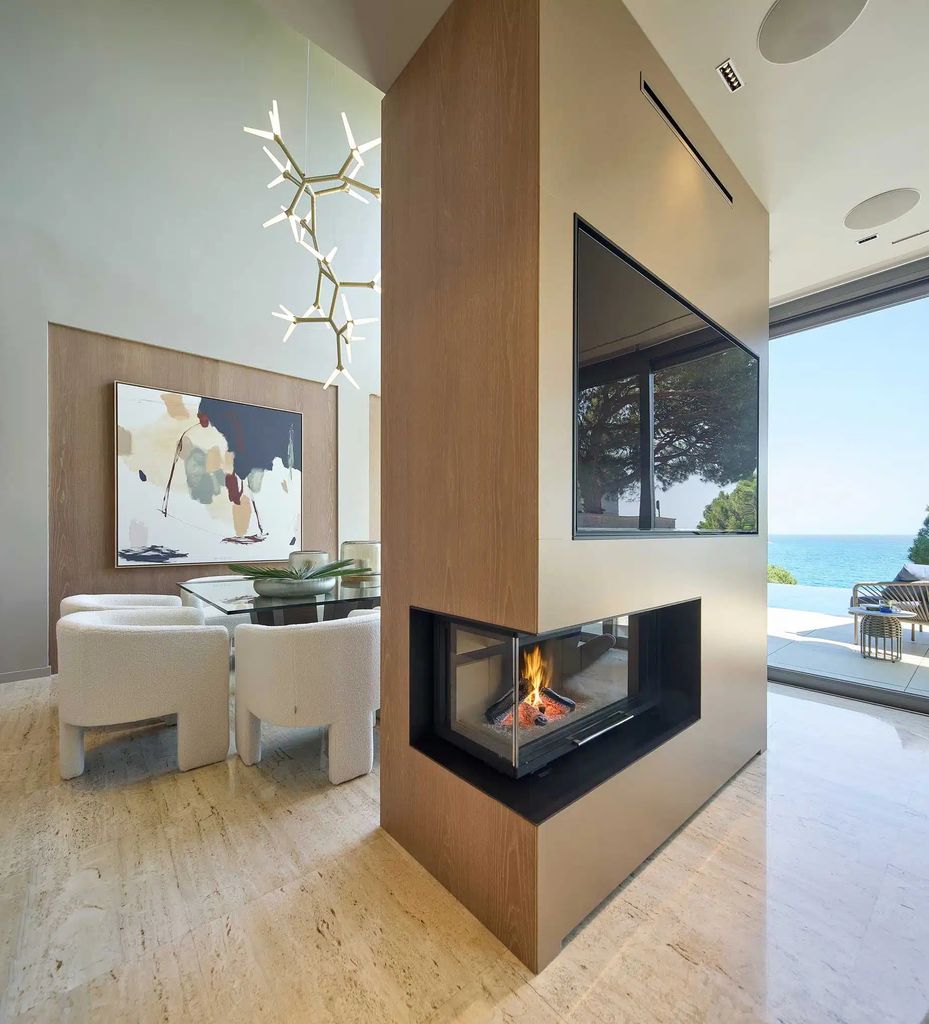 Chimenea que separa el espacio en el salón