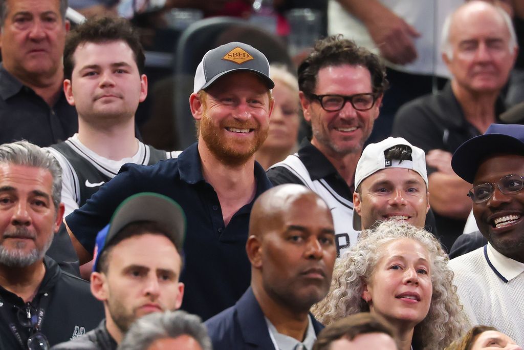 El príncipe Harry en el Frost Bank Center de San Antonio, Texas, en el cuarto duelo de la final de la NBA entre los San Antonio Spurs y los New York Knicks