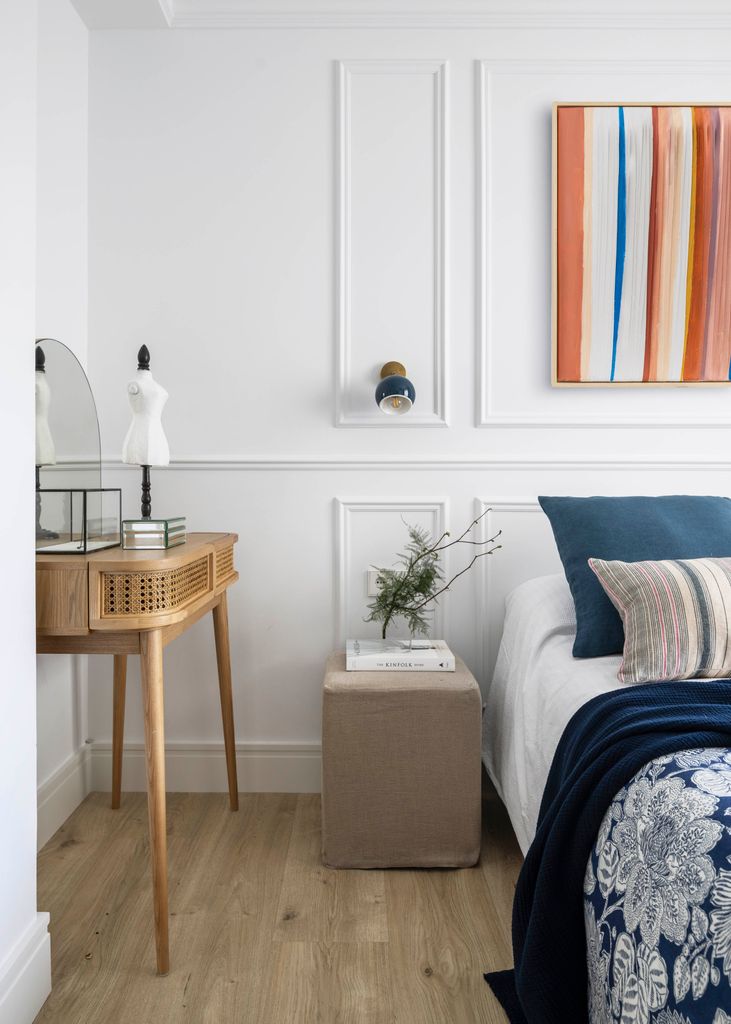 Pared con molduras modernas. 