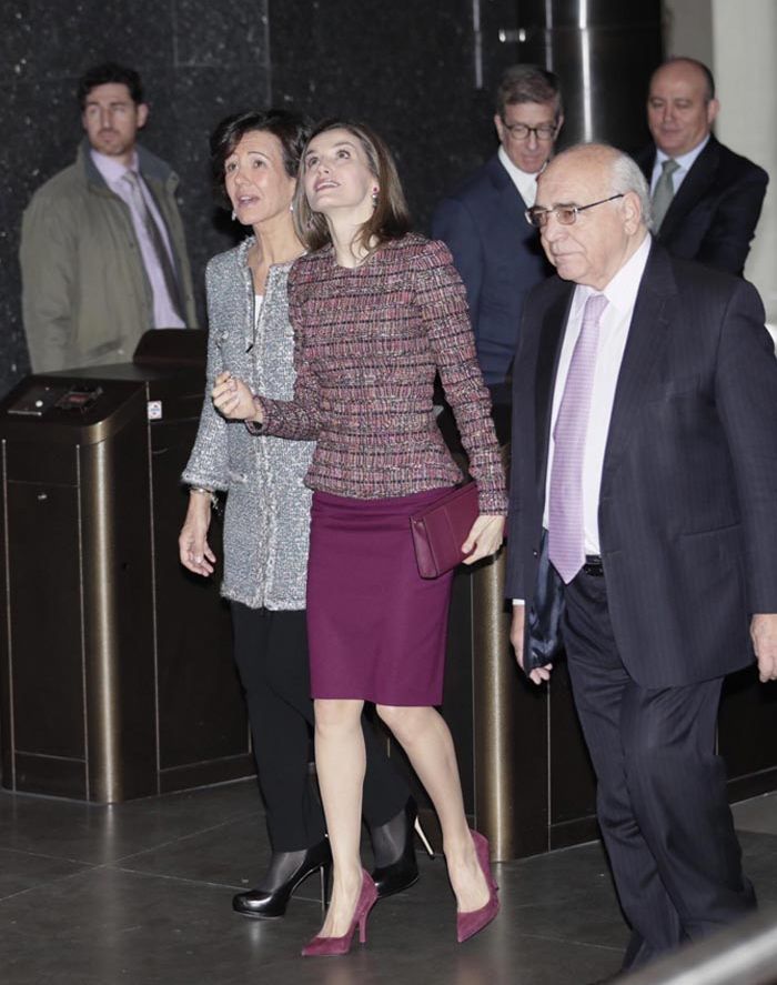La Reina, acompañada por Ana Botín, admirando los interiores de la sede del Banco Santander © Fernando Junco
