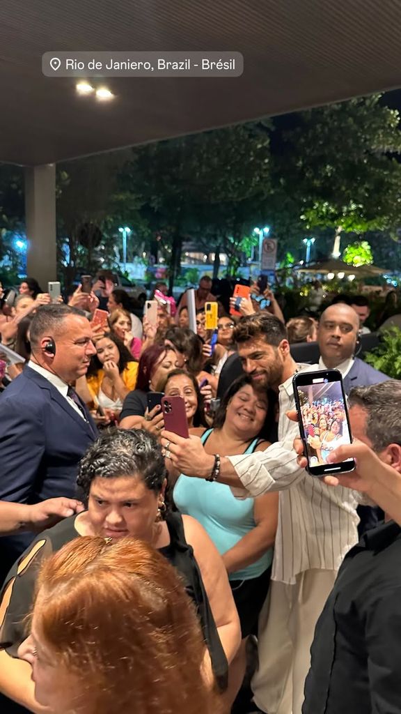 can Yaman greeting fans in Rio de janeiro