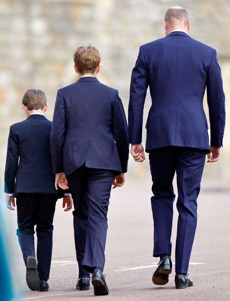 El príncipe William y sus dos hijos llevaron trajes azul marino.