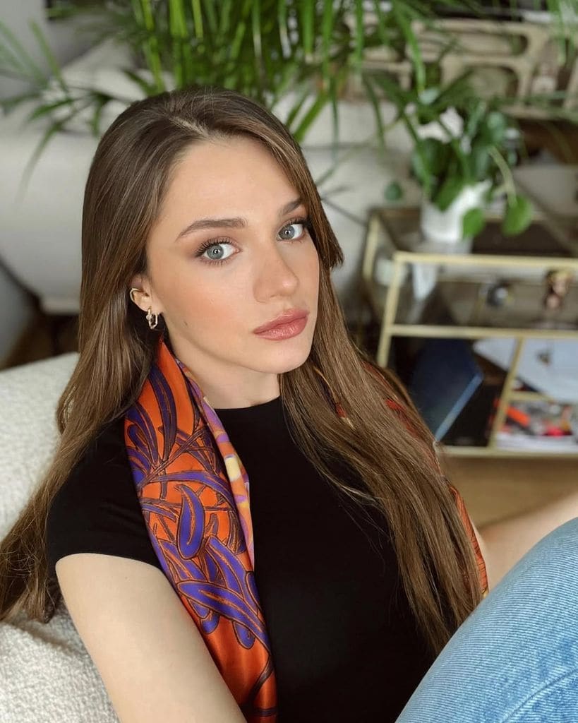 Miray Daner en la compañera de Mert Ramazan Demir en 'Bize Bir Şey Olmaz' ('No nos pasa nada')