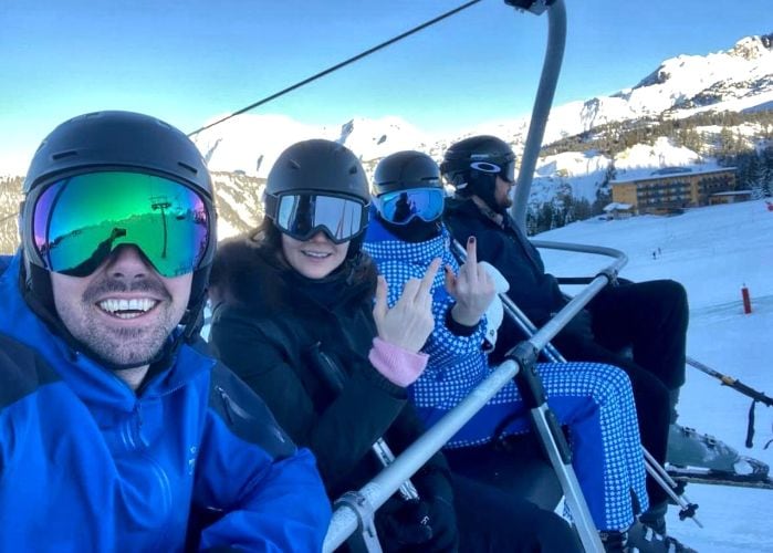 Sophie Turner, Peregrine Pearson y una pareja de amigos