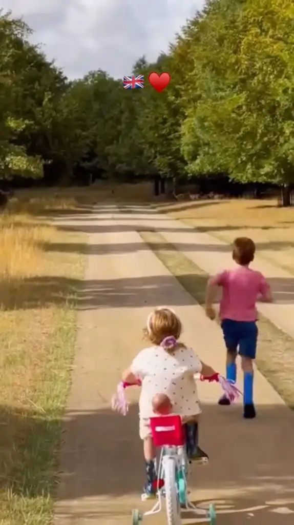 La princesa Lilibet lucía adorable con su conjunto de lunares montando en bici junto a su hermano Archie