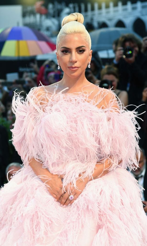 Lady Gaga con maquillaje luminoso y peinado alto