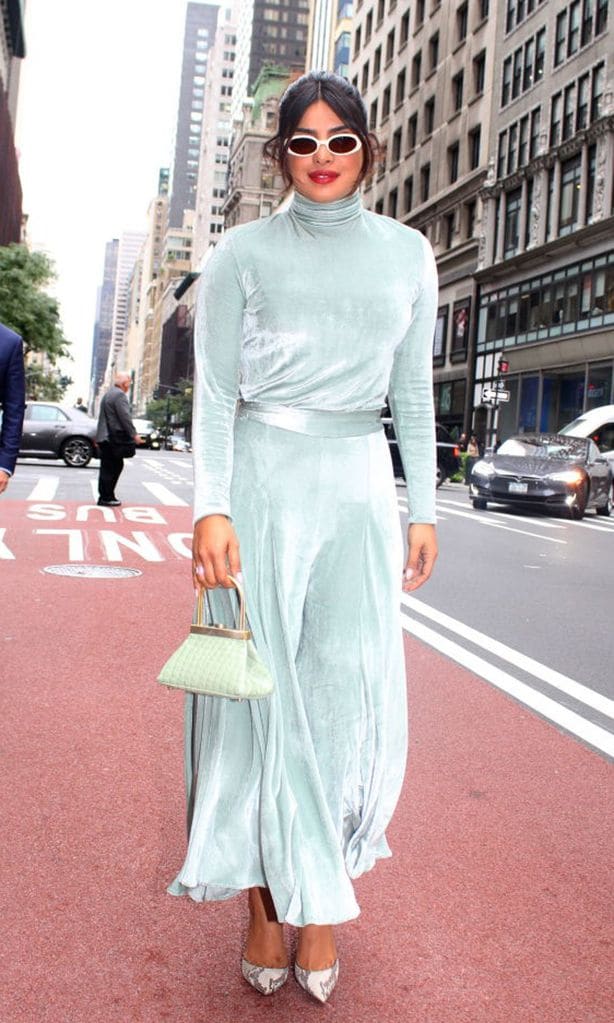 Priyanka Chopra con atuendo azul claro