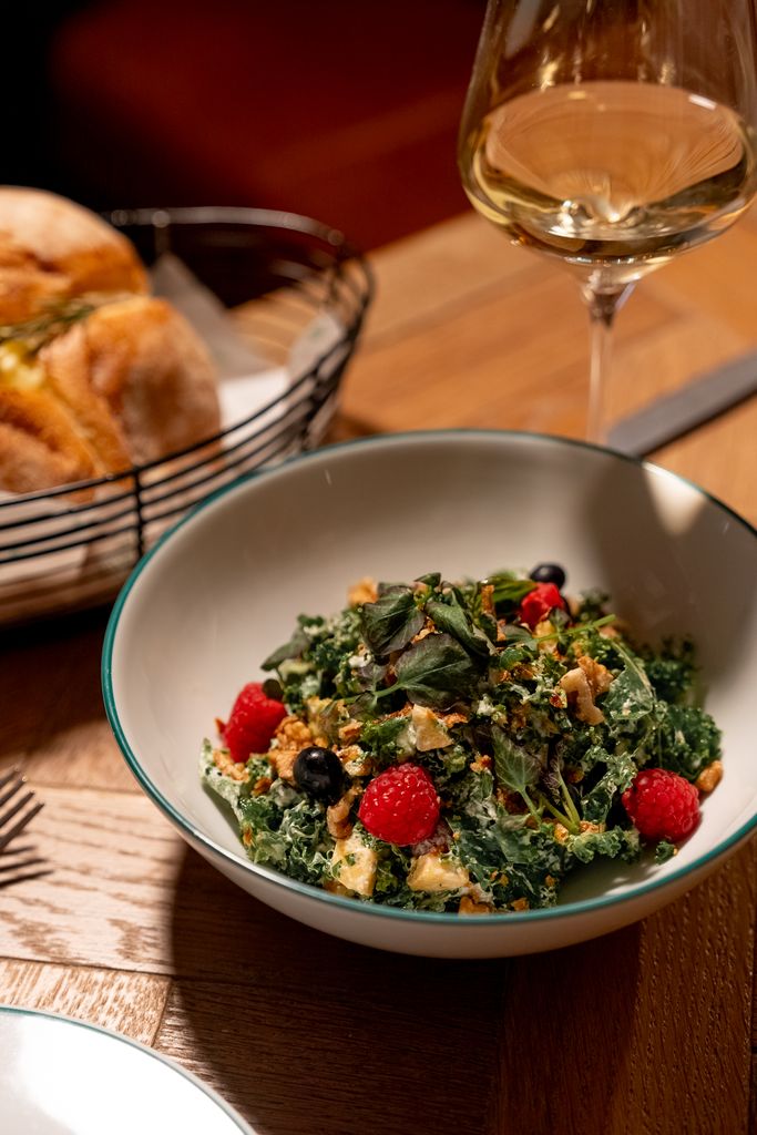 Ensalada de kale y frutos rojos, uno de los platos por los que optaron el actor y sus acompañantes.