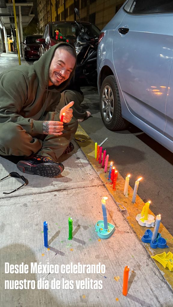 J Balvin, desde la Ciudad de México, celebrando el encendido de las velitas.
