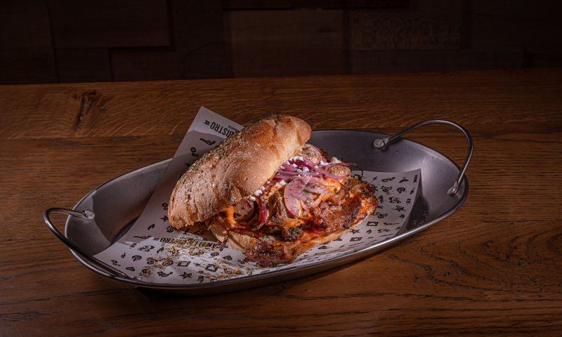 Sándwich crujiente de paletilla de cordero, un plato Canalla Bistró.