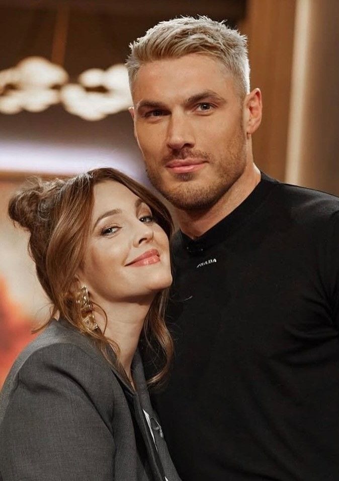 El pelucquero junto a Drew Barrymore