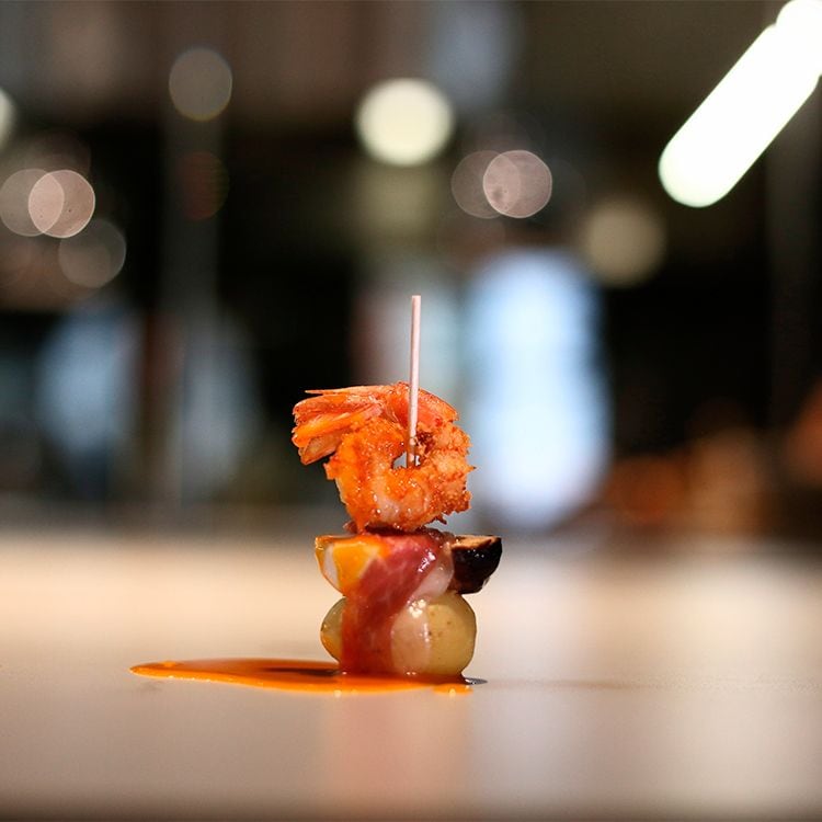 Patata cocida con trigo, gamba y crema de huevo con envoltura de papada