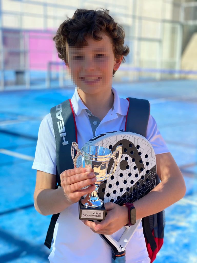 Carlos mostrando orgulloso su trofeo de pádel