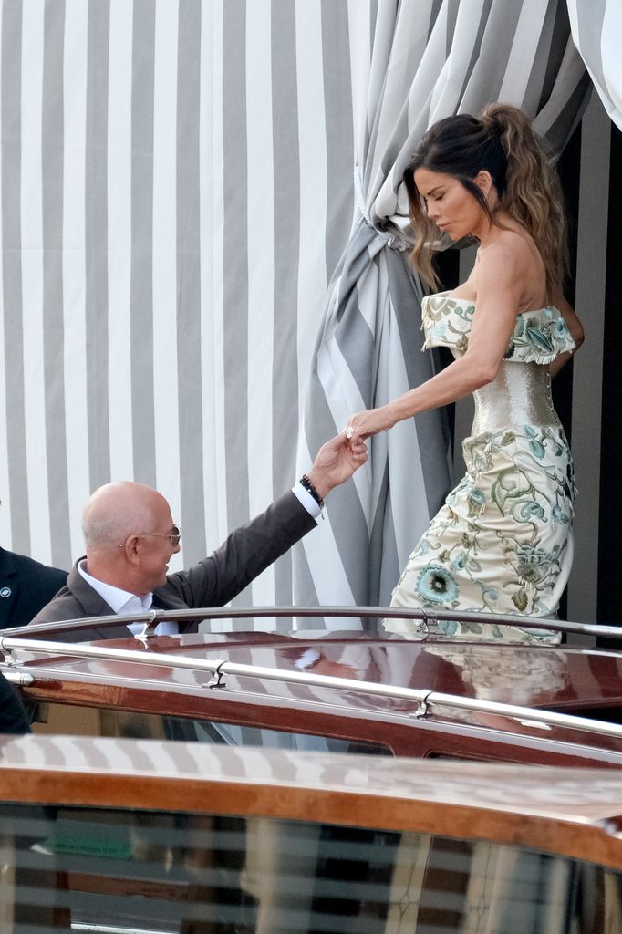 Jeff Bezos, como todo un caballero, ayudó a su futura esposa a subir al bote