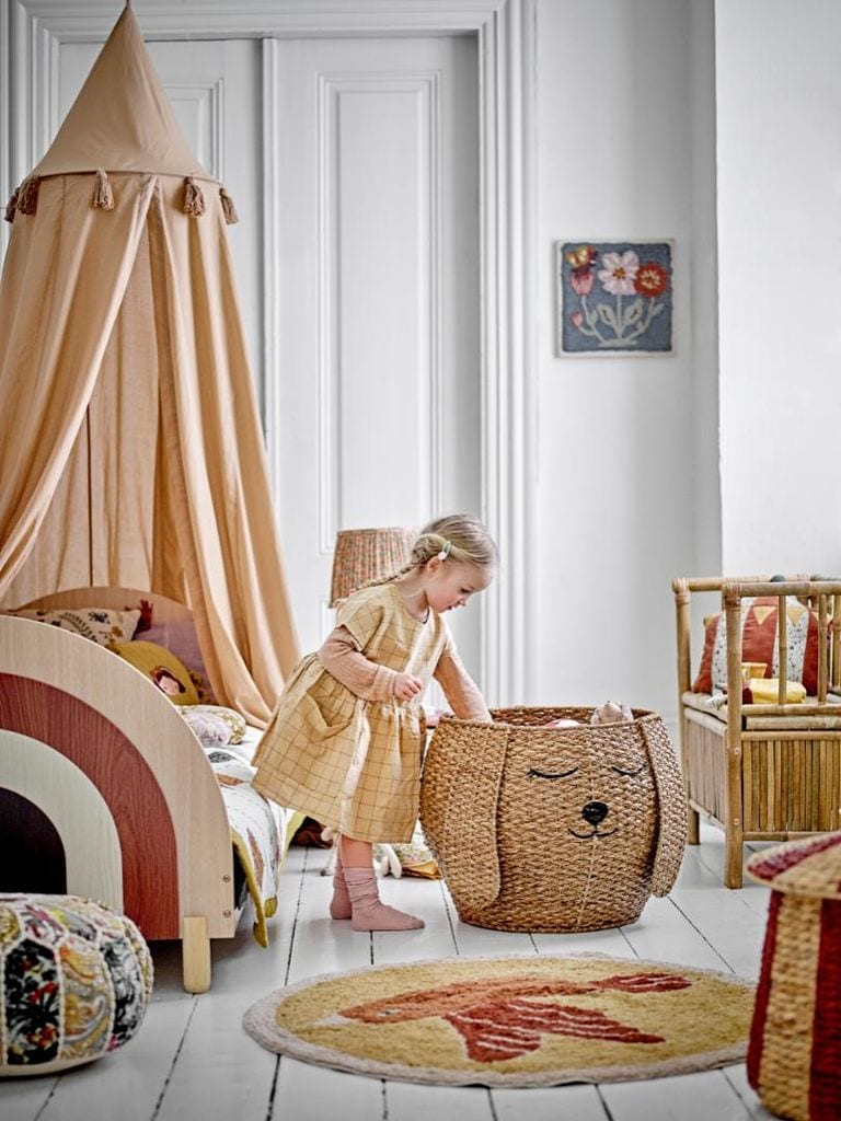Niña jugando en su habitación