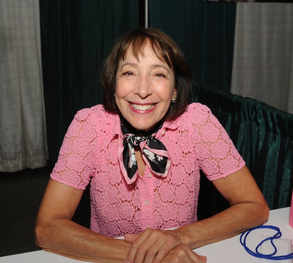 Dinah Manoff apareció como Marty Maraschino, la Dama Rosa que estaba perdidamente enamorada de Vince Fontaine