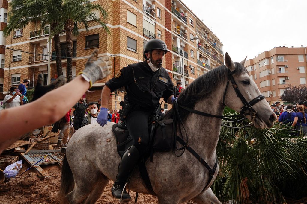 Policía a caballo en la visita de los reyes a las zonas afectadas por la DANA