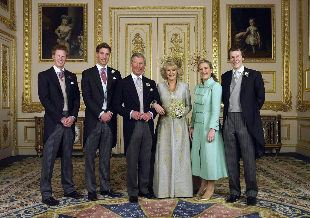 Carlos y Camilla posan junto a sus hijos, Harry, William, Laura ay Tom Parker Bowles, el día de su boda, en abril del 2005