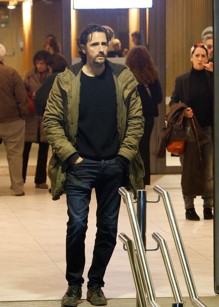 Juan Diego Botto en el tanatorio de Héctor Alterio