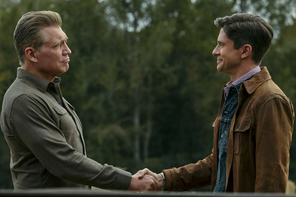  Aguas turbias, la nueva serie de Netflix que arrasa. En la imagen Holt McCallany y Topher Grace
