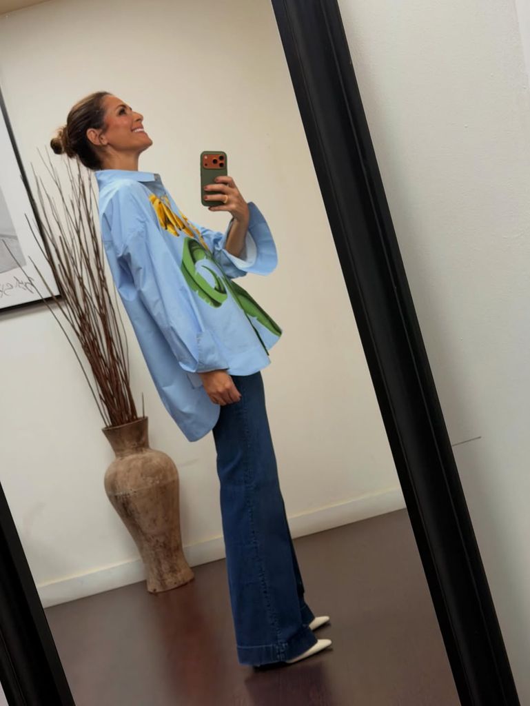 Nuria Roca con camisa original de plátanos y vaqueros efecto piernas infinitas. 
