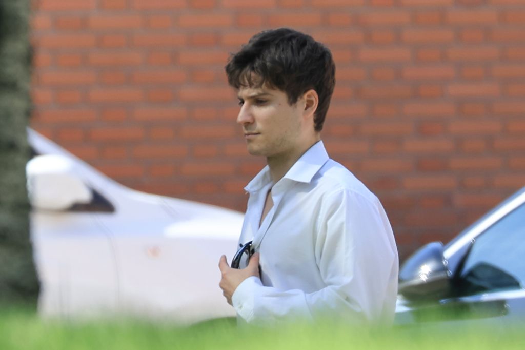 Teo Lucadamo asiste al funeral por su abuela, Fiorella De Angelis in Madrid, 27 abril de 2026