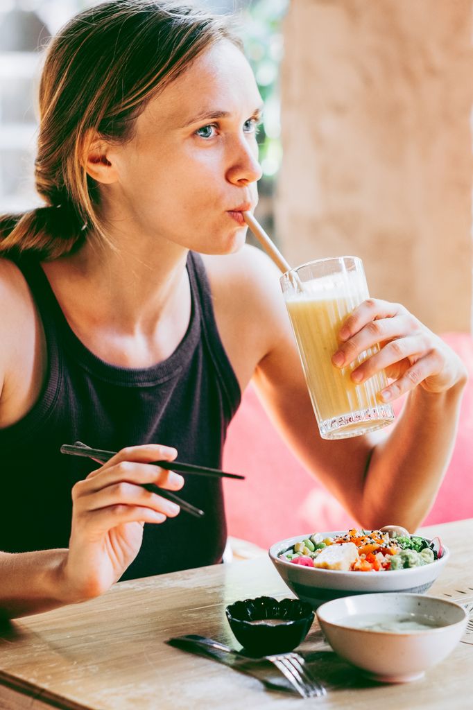 Mujer cuida su dieta