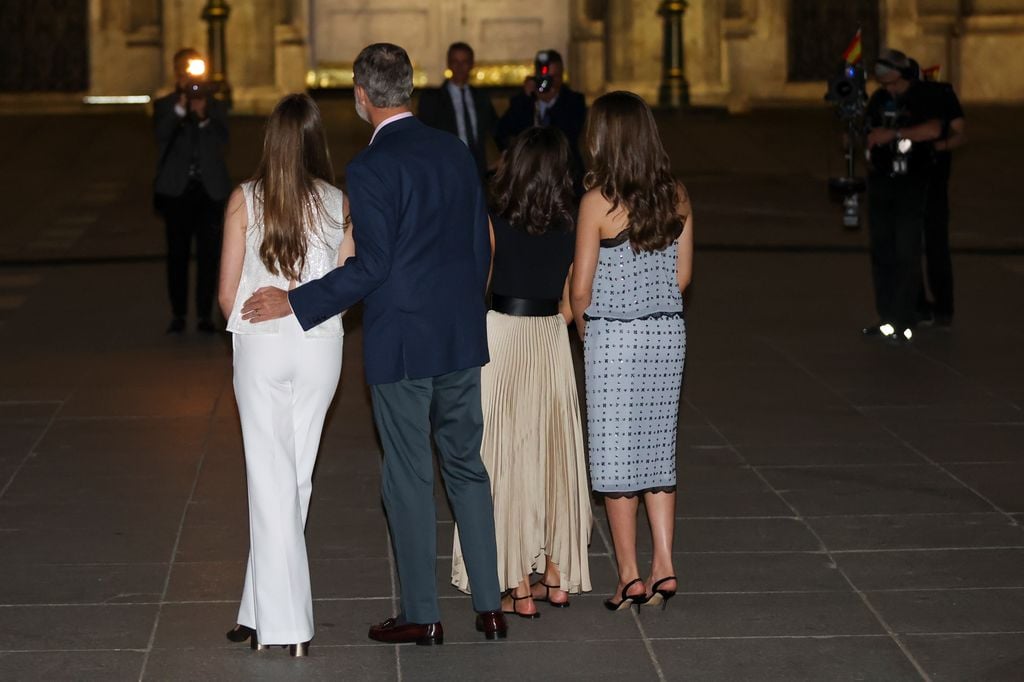 Los reyes Felipe y Letizia con la princesa Leonor y la infanta Sofía 