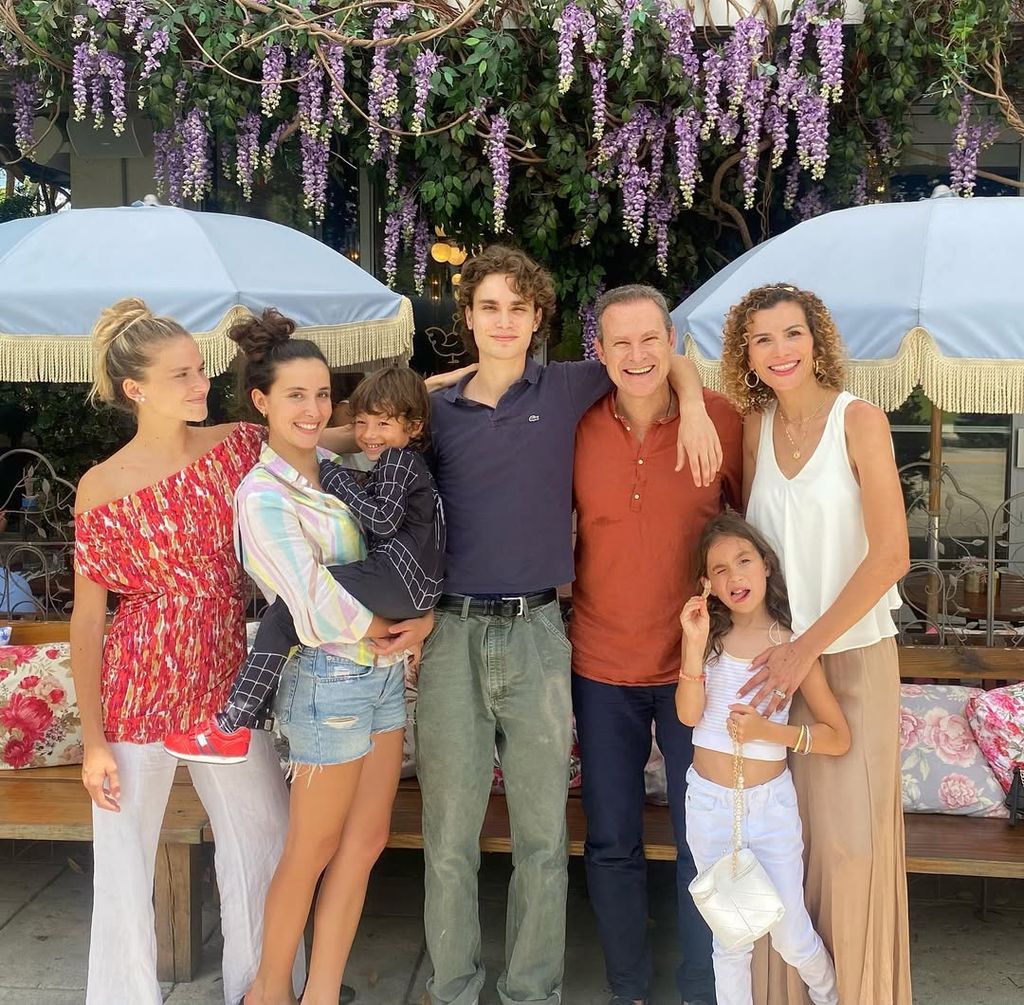Alan Tacher junto a sus cinco hijos y su esposa, Cristy Bernal