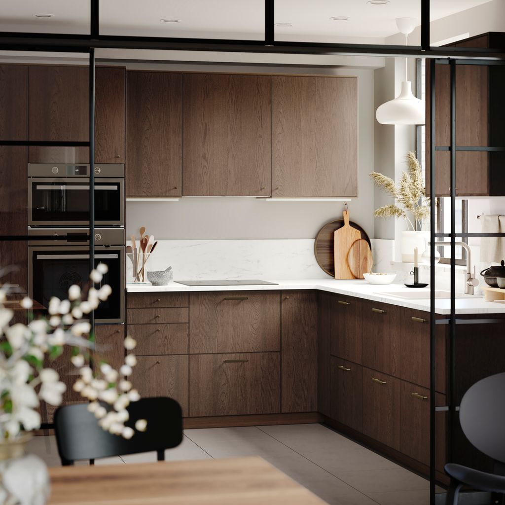 Cocina con muebles de madera oscura