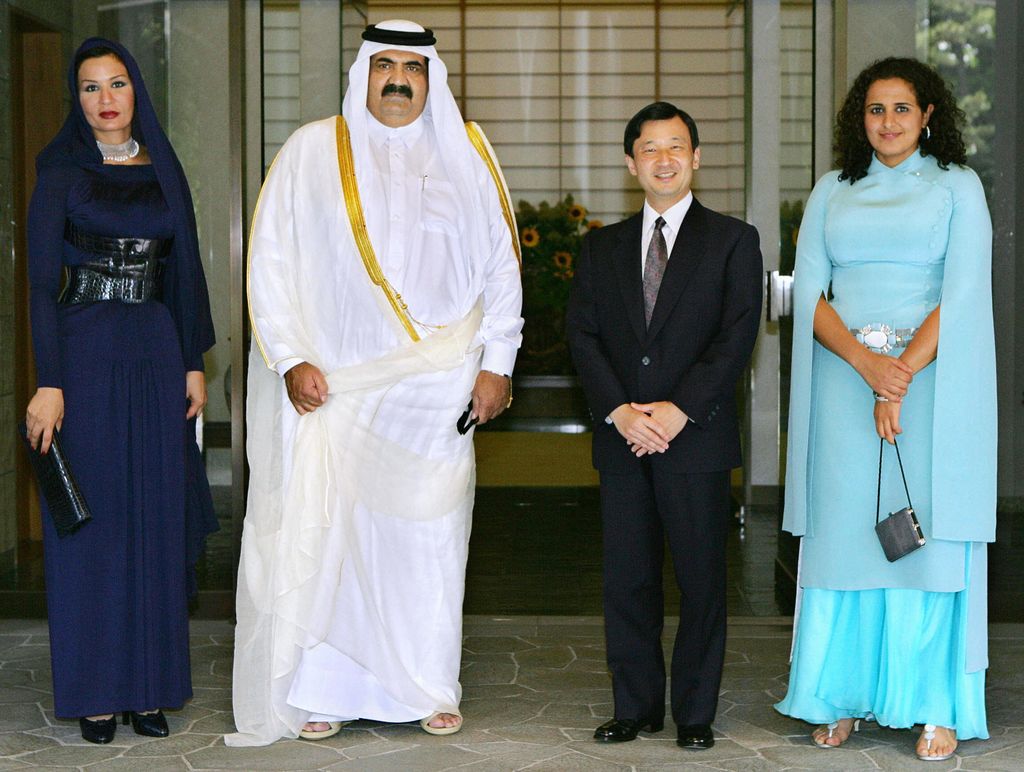 El jeque Hamad bin Khalifa al-Thani y la jequesa Mozah bint Nasser con su hija Al Mayassa y el príncipe Naruhito durante una visita a Japón en 2005.