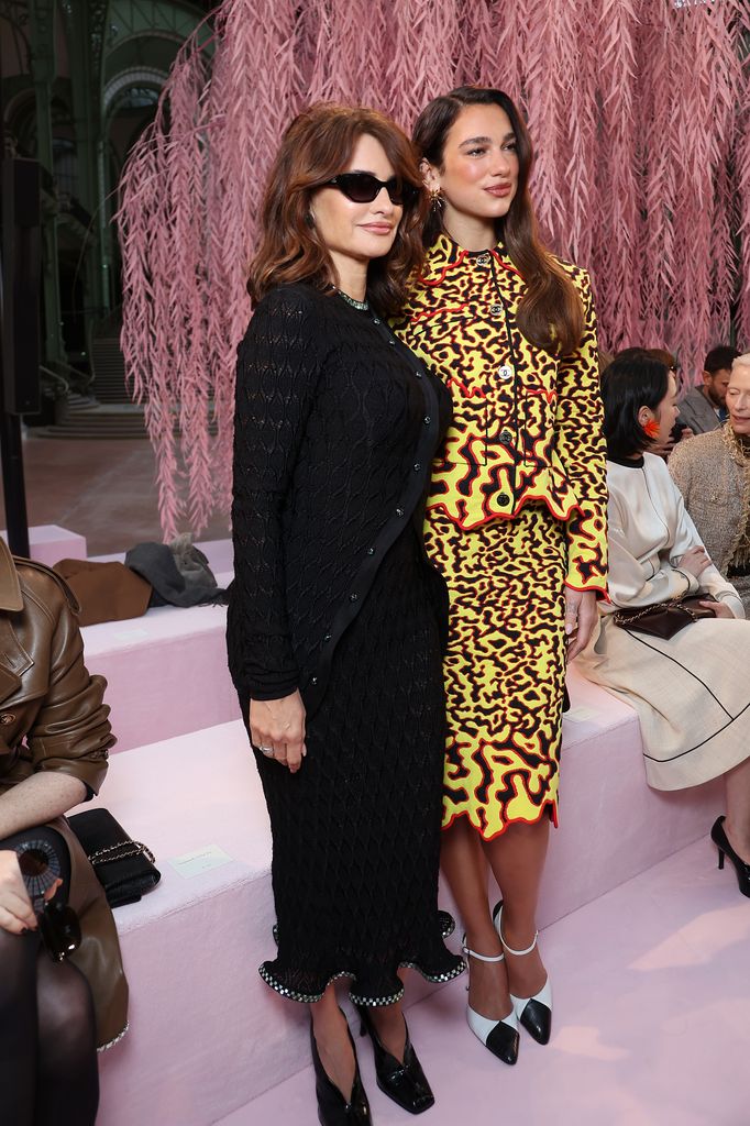 Penélope Cruz y Dua Lipa asisten al desfile de Alta Costura de Chanel en París. 