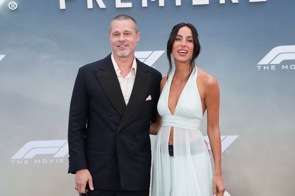 Brad Pitt e Ines de Ramon en el estreno de "F1" en Times Square (Nueva York) el 16 de junio de 2025