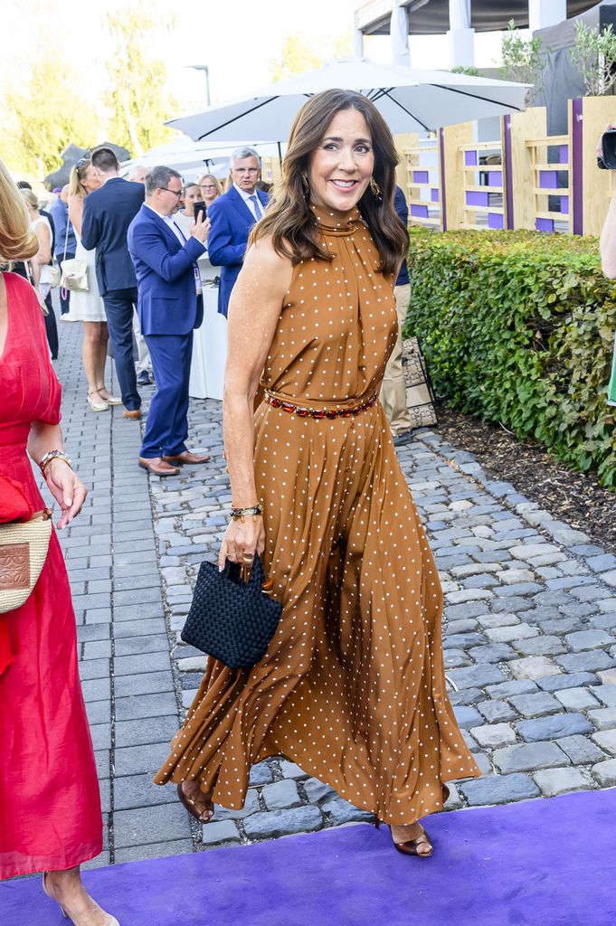 Aterriza en Zara el vestido midi de lunares de Mary de Dinamarca