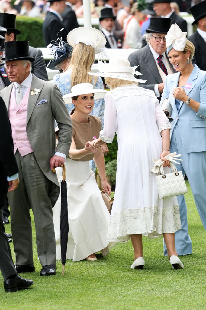 Eugenia de York recibe a la reina Camilla con una profunda reverencia en las carreras de Ascot del 2025