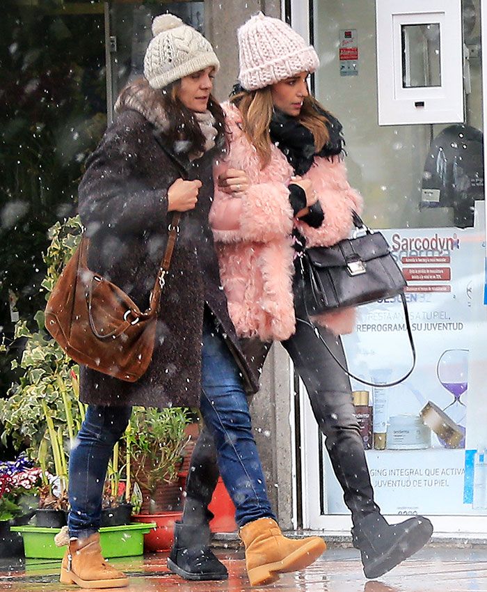 Paula Echevarría y su amiga saliendo de un restaurante