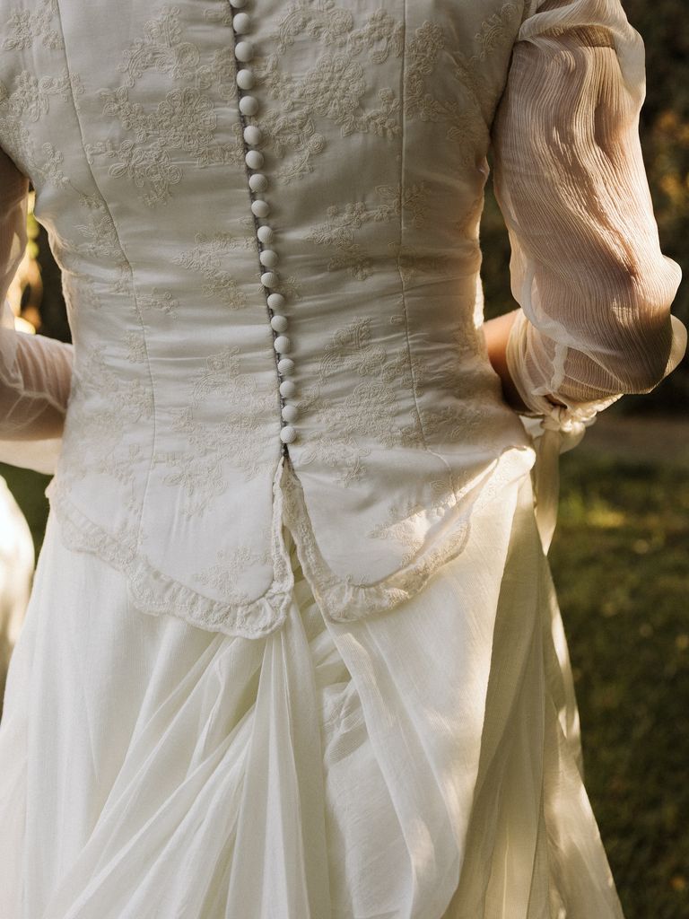 Vestidos de novia con cuerpos bordados o con textura espalda