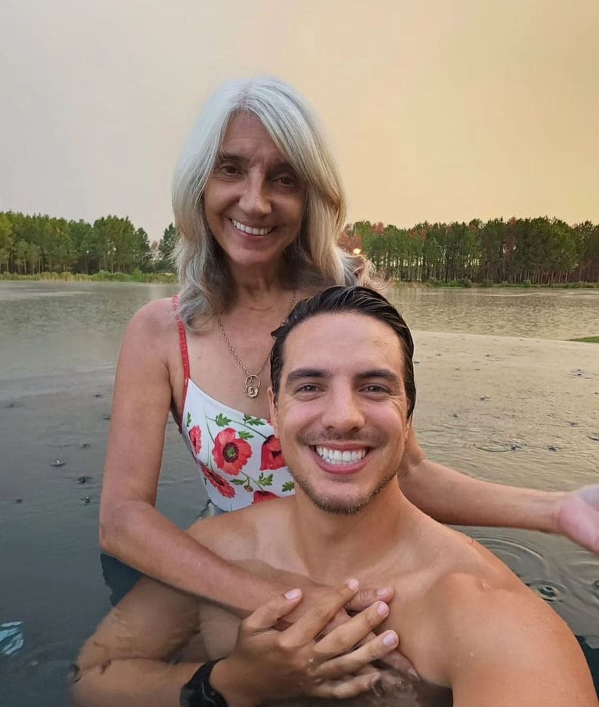 José Eduardo y Vadhir Derbez revelan cómo fue trabajar con sus mamás en su nuevo proyecto