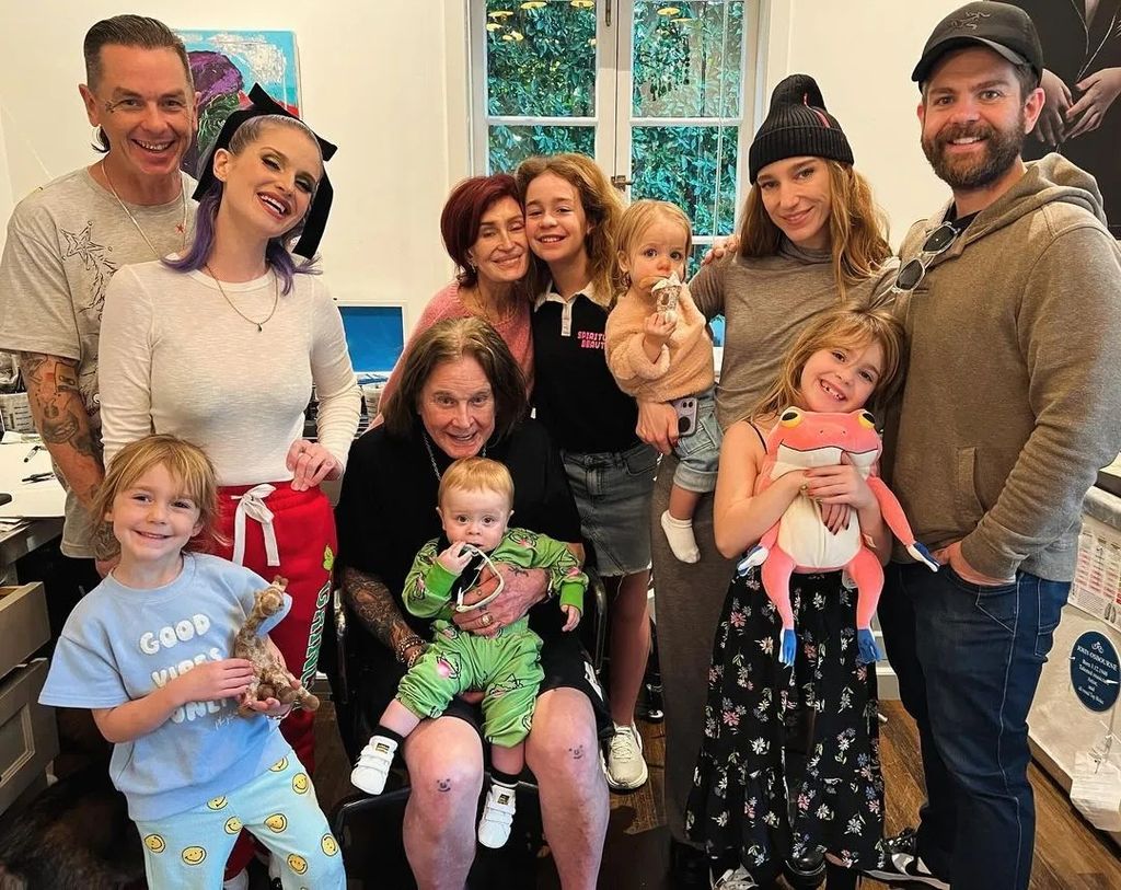 Ozzy Osbourne con sus hijos y sus nietos en su 75 cumpleaños