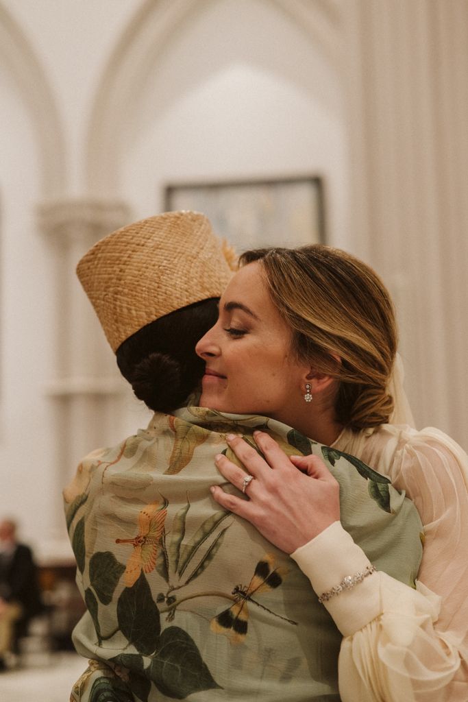 Suegra y nuera, madrina y novia en la boda