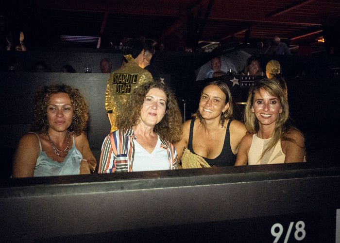 Marina San José con un grupo de amigas 