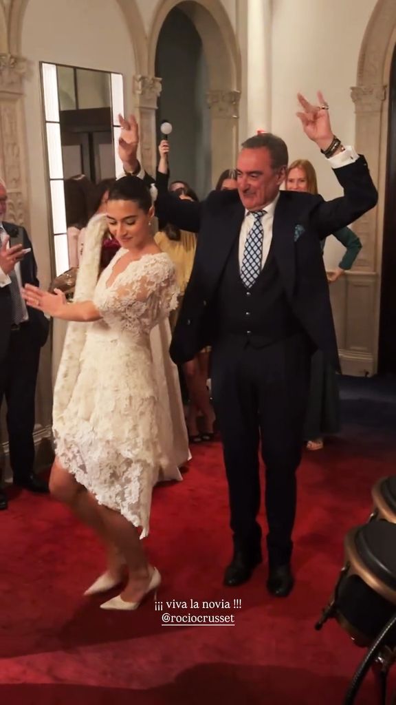 Carlos Herrera protagoniza el momento más emotivo de la boda de Rocío Crusset con un baile de sevillanas junto a su hija
